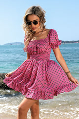 Robe à pois, col carré et taille smockée