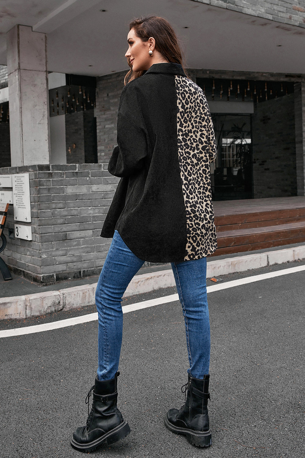 Zweifarbiges Hemd mit gespleißter Button-Down-Tasche
