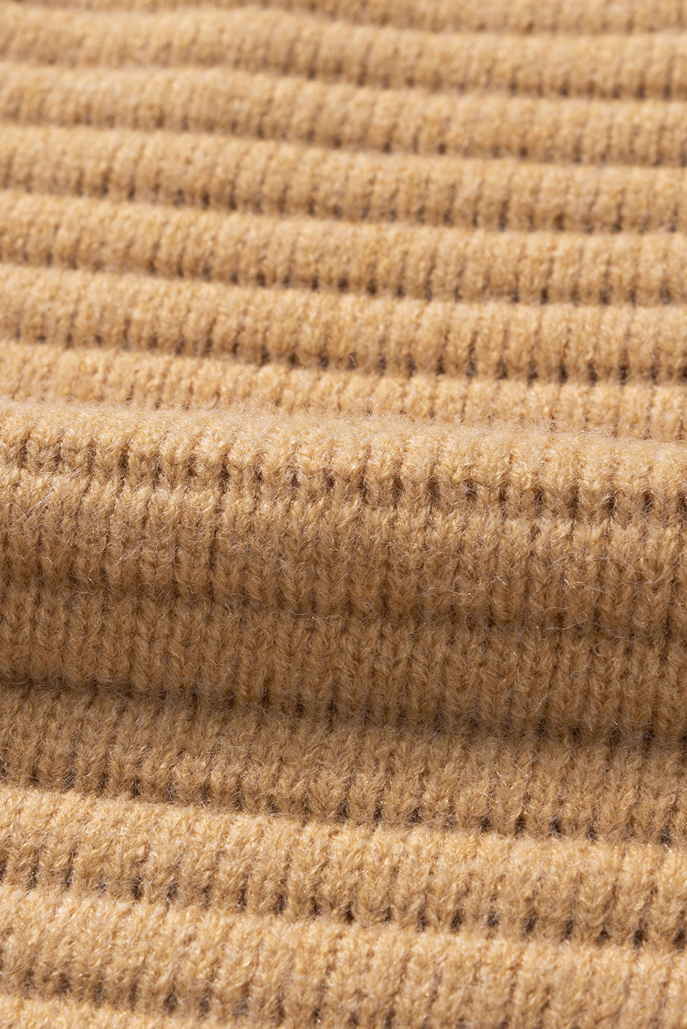 Robe en tricot à manches en dentelle et col en V