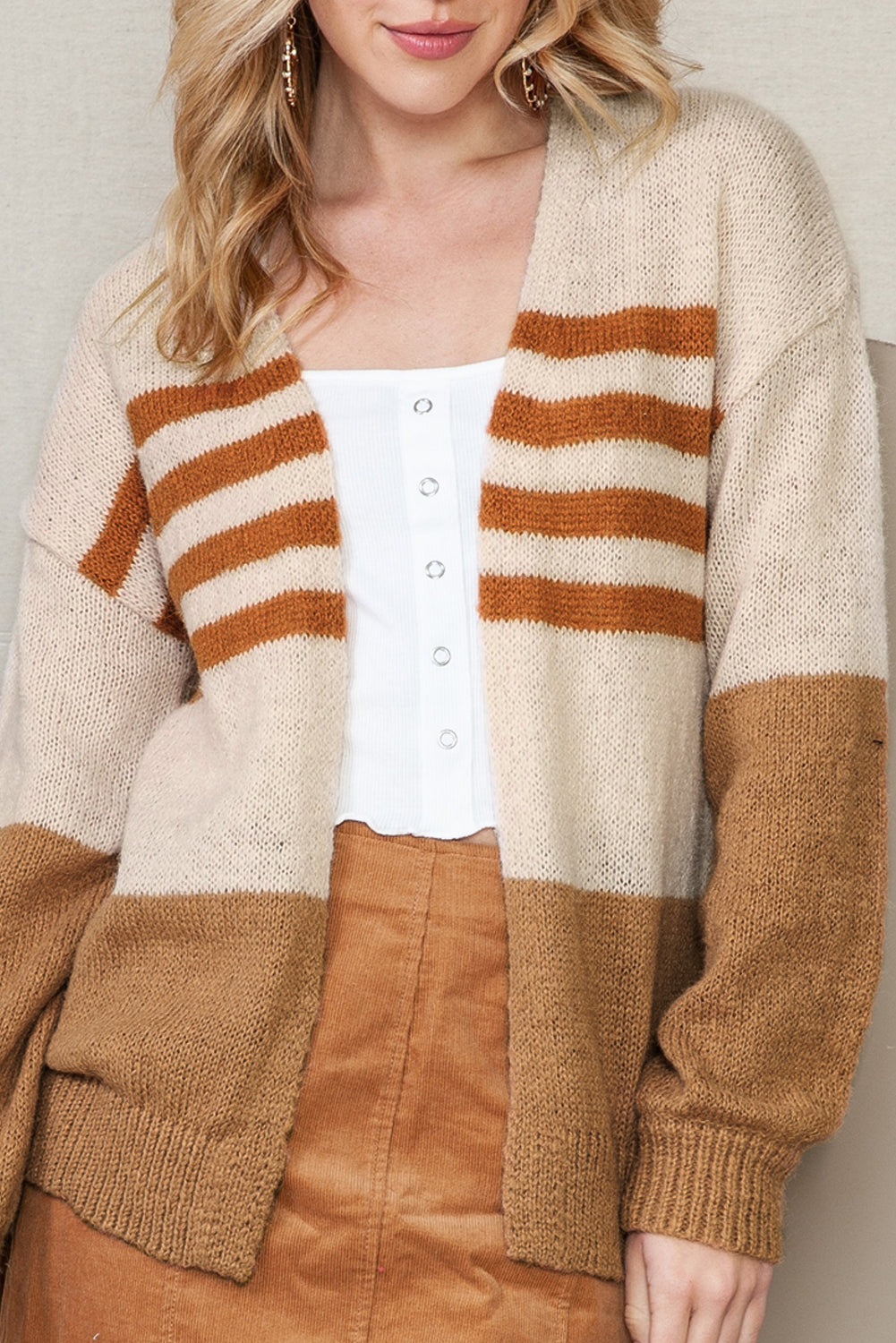 Kamelfarbener Cardigan mit Farbblock-Streifen und offener Vorderseite