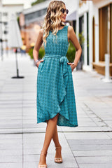 Robe sans manches à ceinture nouée et à pois suisses