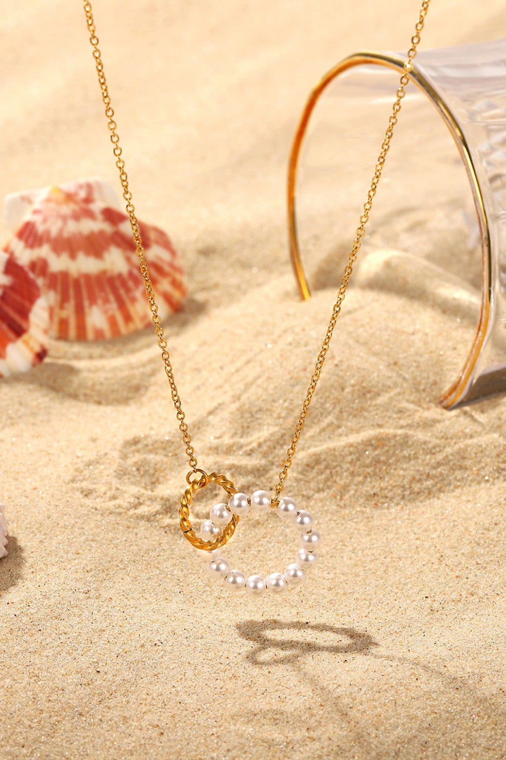 Collier avec pendentif en forme de créole en perles