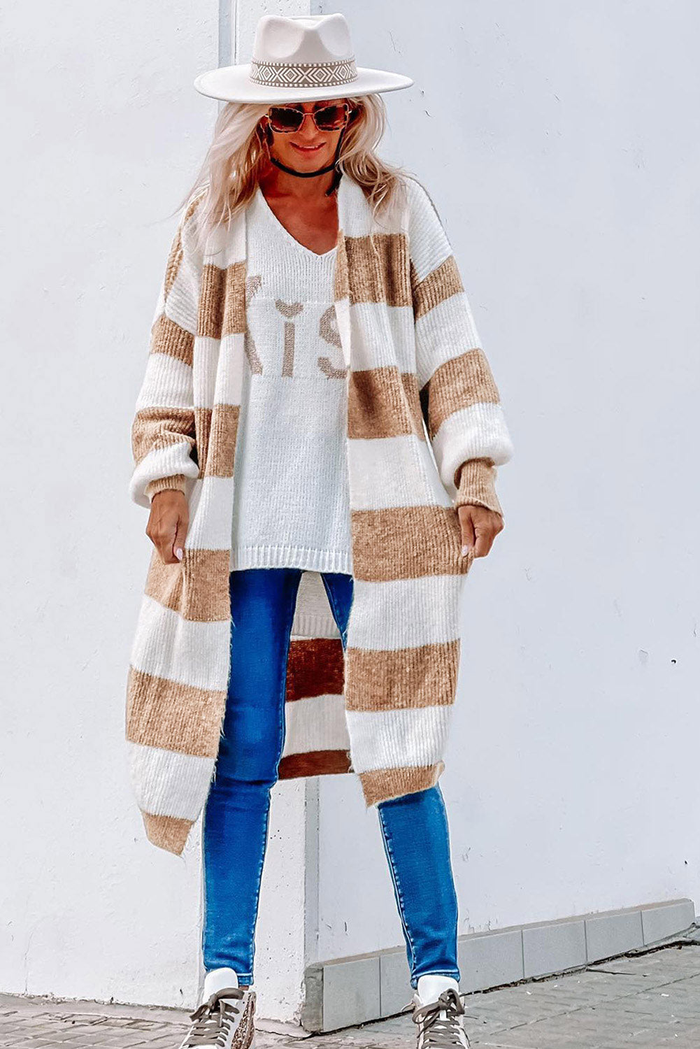 Khakifarbene, gestreifte Strickjacke mit Rippenmuster und Ballonärmeln