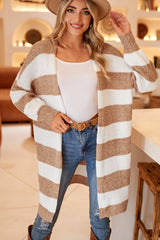 Khakifarbene, gestreifte Strickjacke mit Rippenmuster und Ballonärmeln