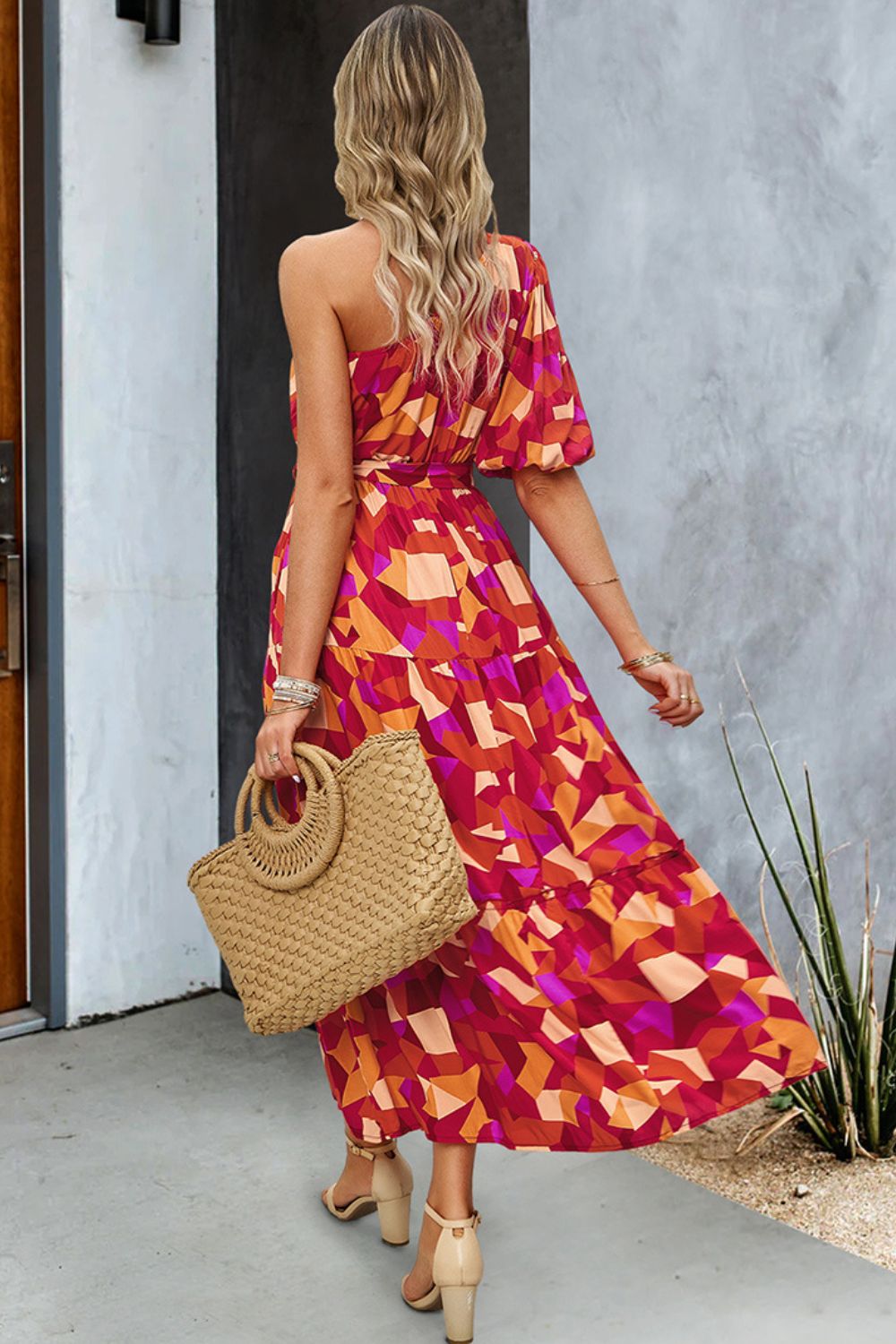 Robe longue imprimée asymétrique avec ceinture nouée