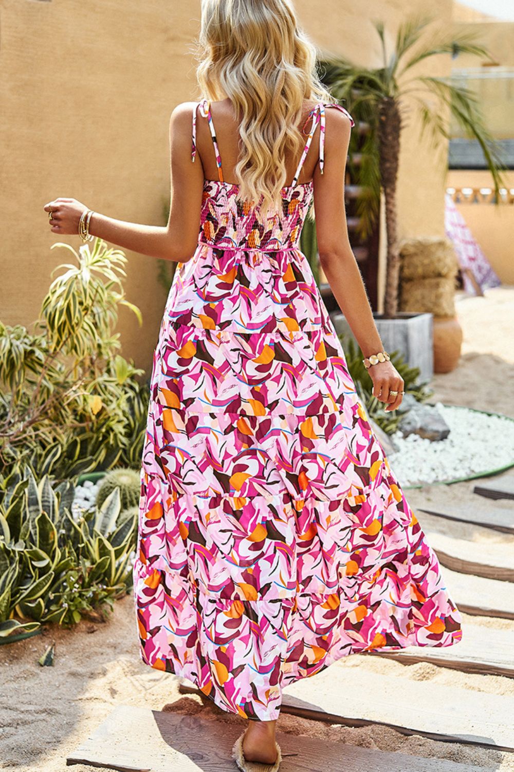 Robe longue imprimée à smocks et épaules nouées