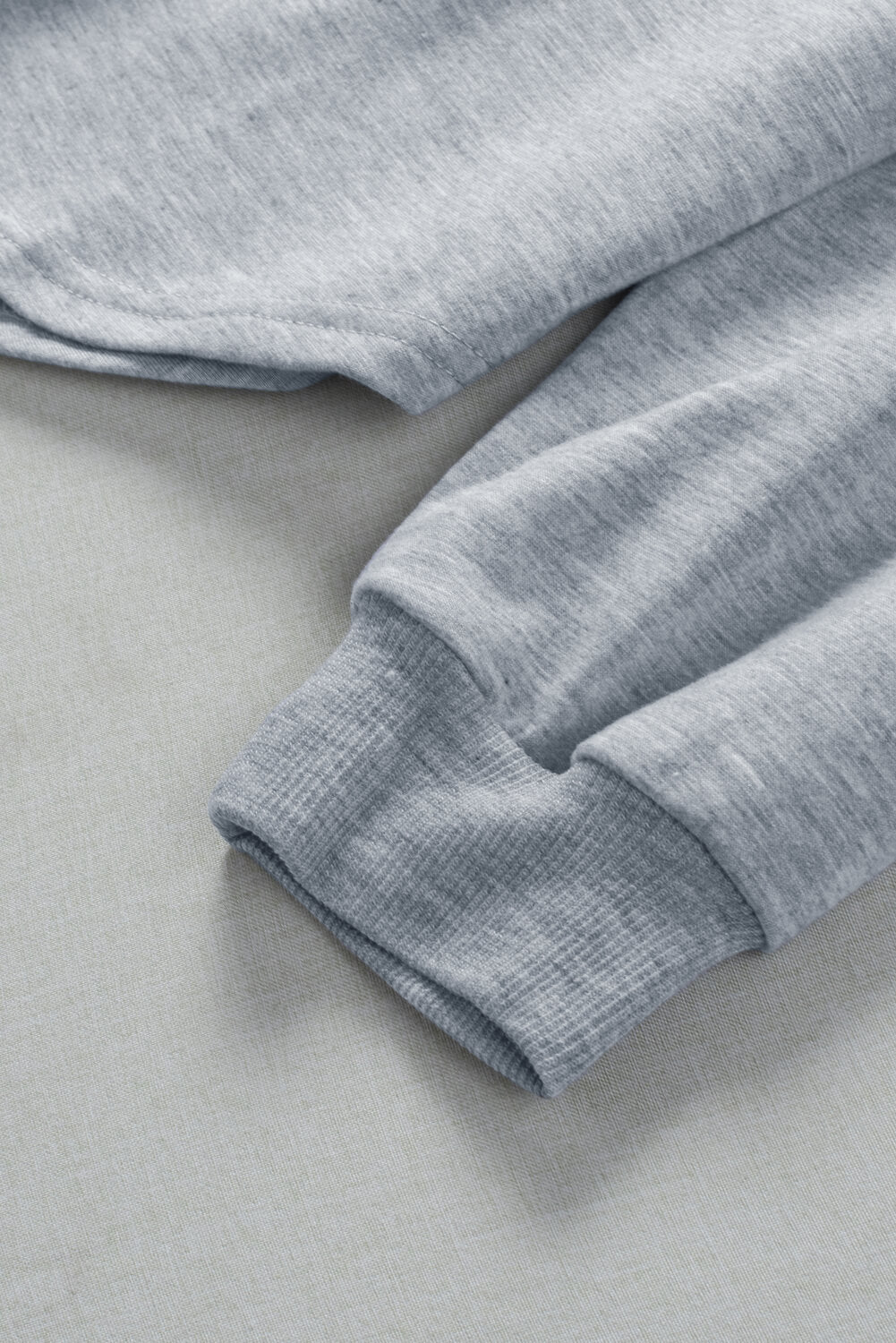 Haut à ourlet incurvé avec détails boutonnés