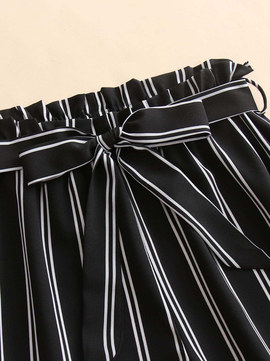 Gestreifte Shorts mit Bindegürtel