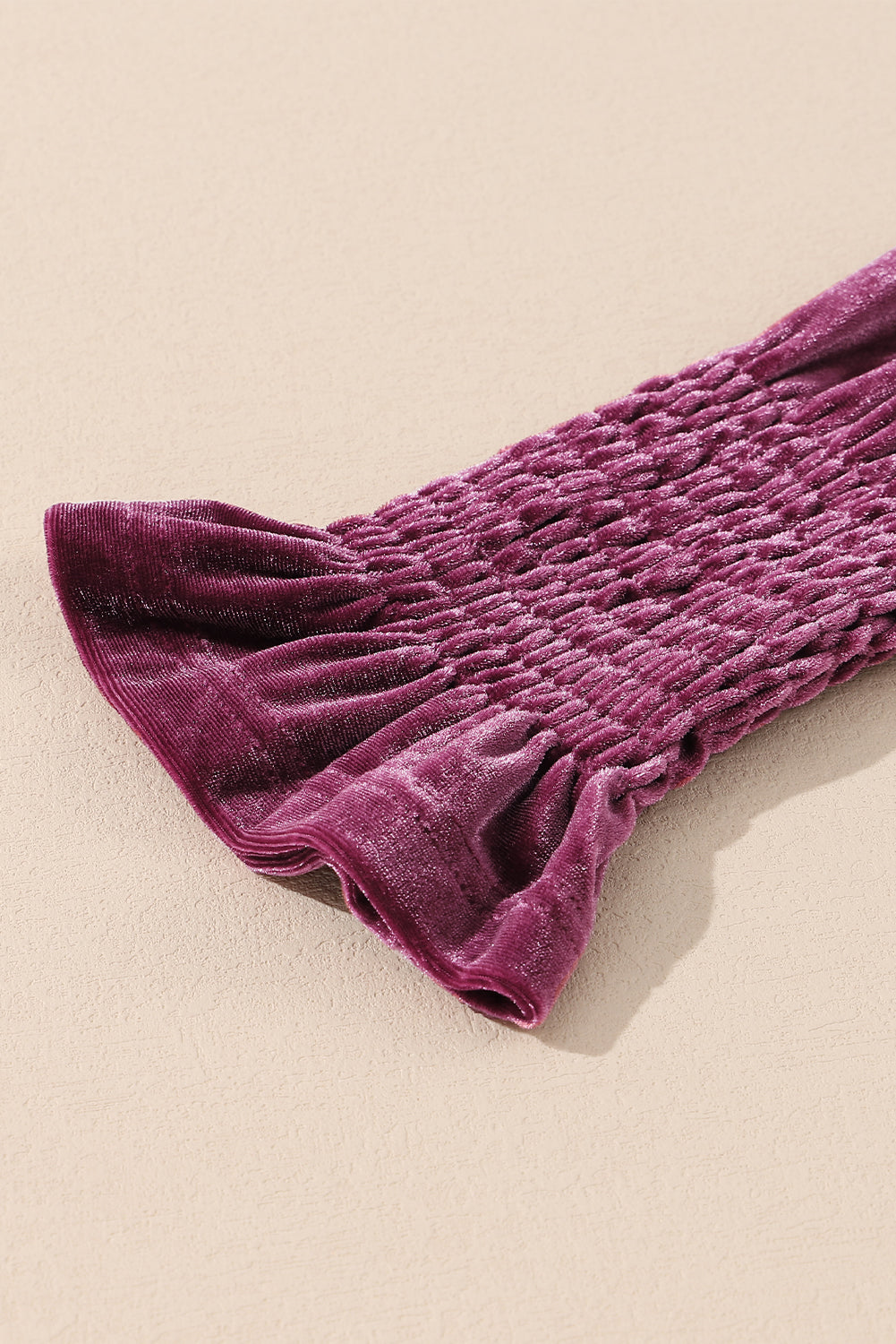 Robe en velours bordeaux à col montant et manches volantées