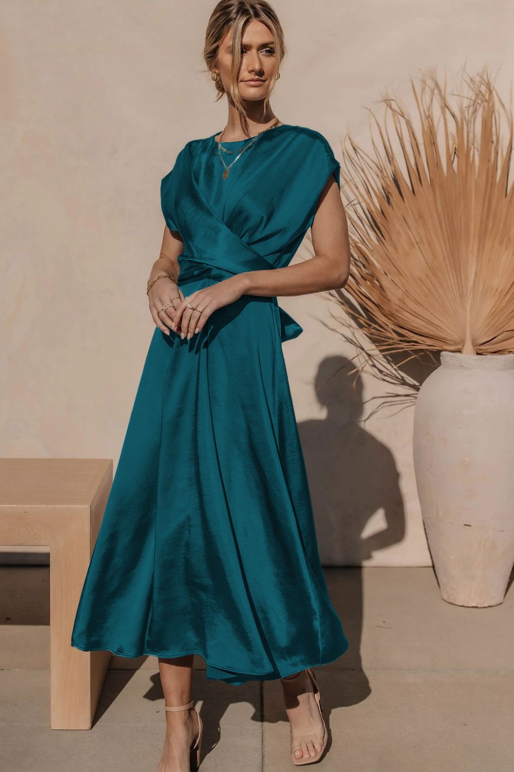 Robe mi-longue en satin à manches courtes et lien au dos