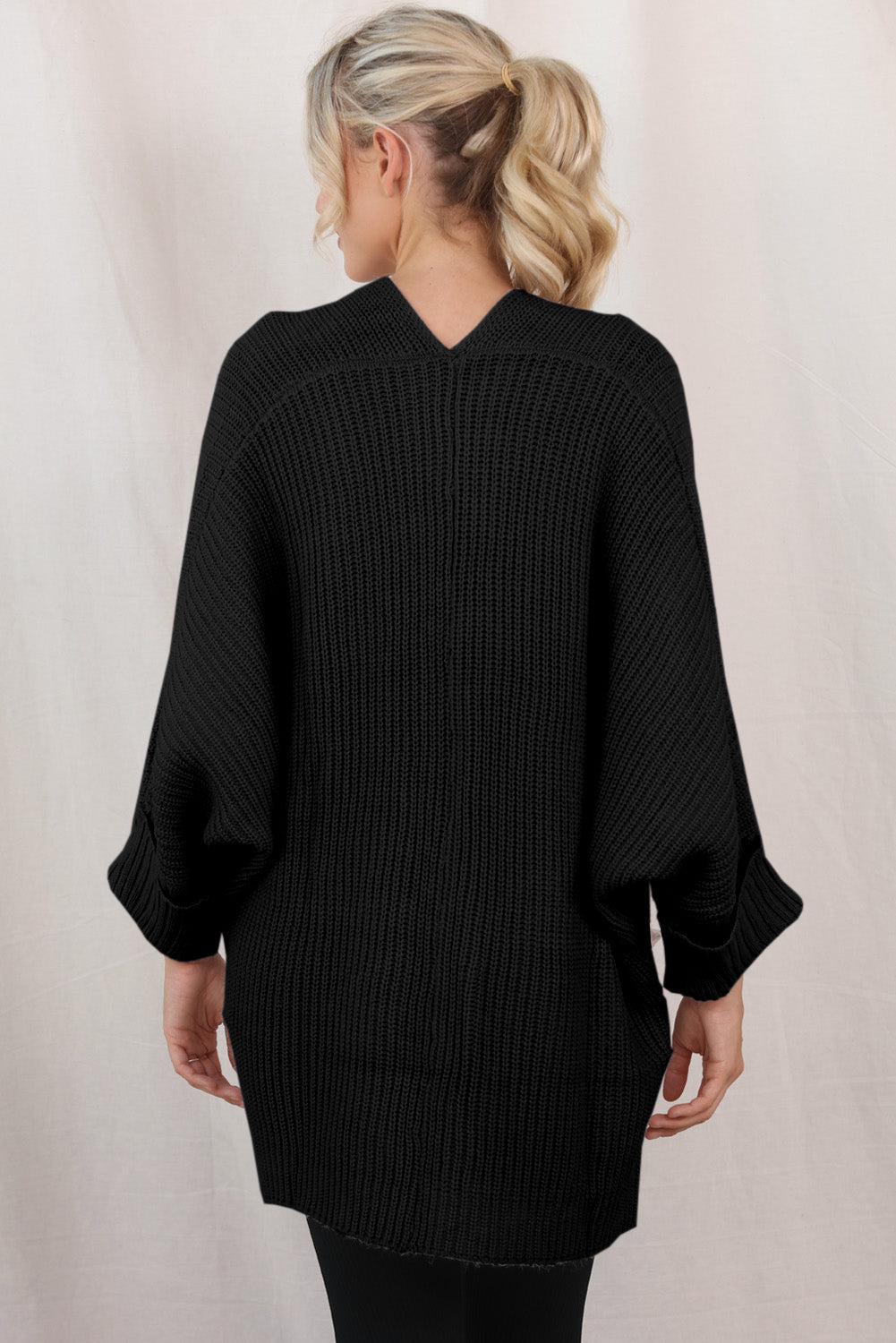 Graue Oversize-Strickjacke mit Zopfmuster und Fledermausärmeln