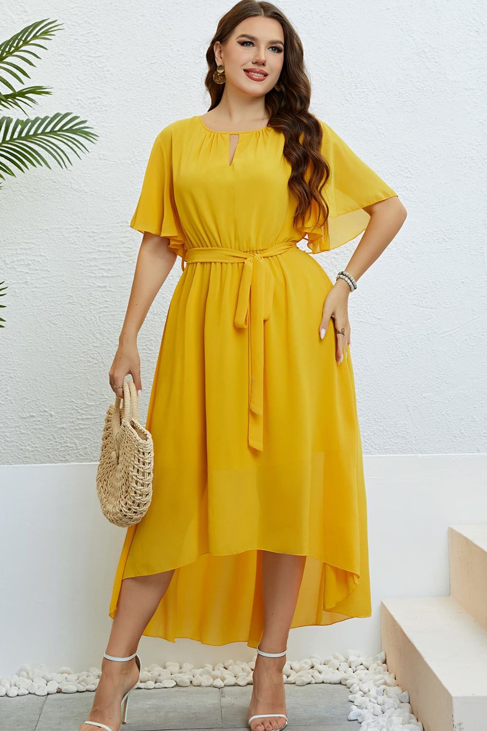 Robe ceinturée à manches flottantes et ourlet asymétrique