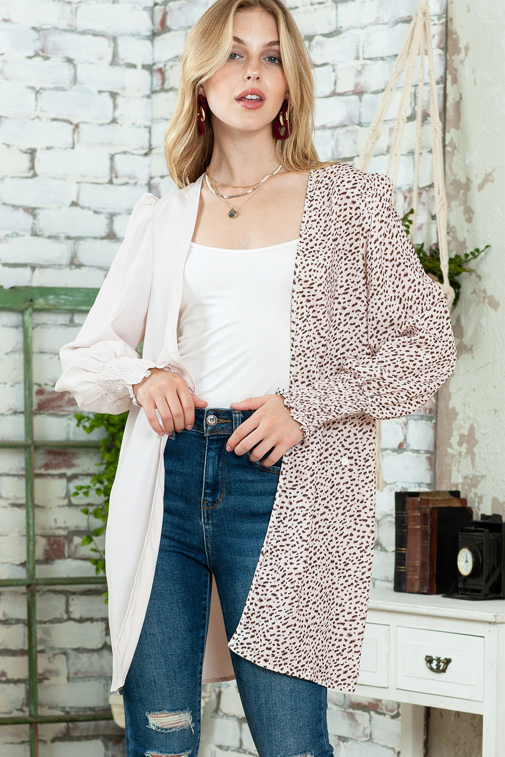Khakifarbene, leichte Strickjacke mit Tiermuster und Farbblockdesign und Bischofsärmeln