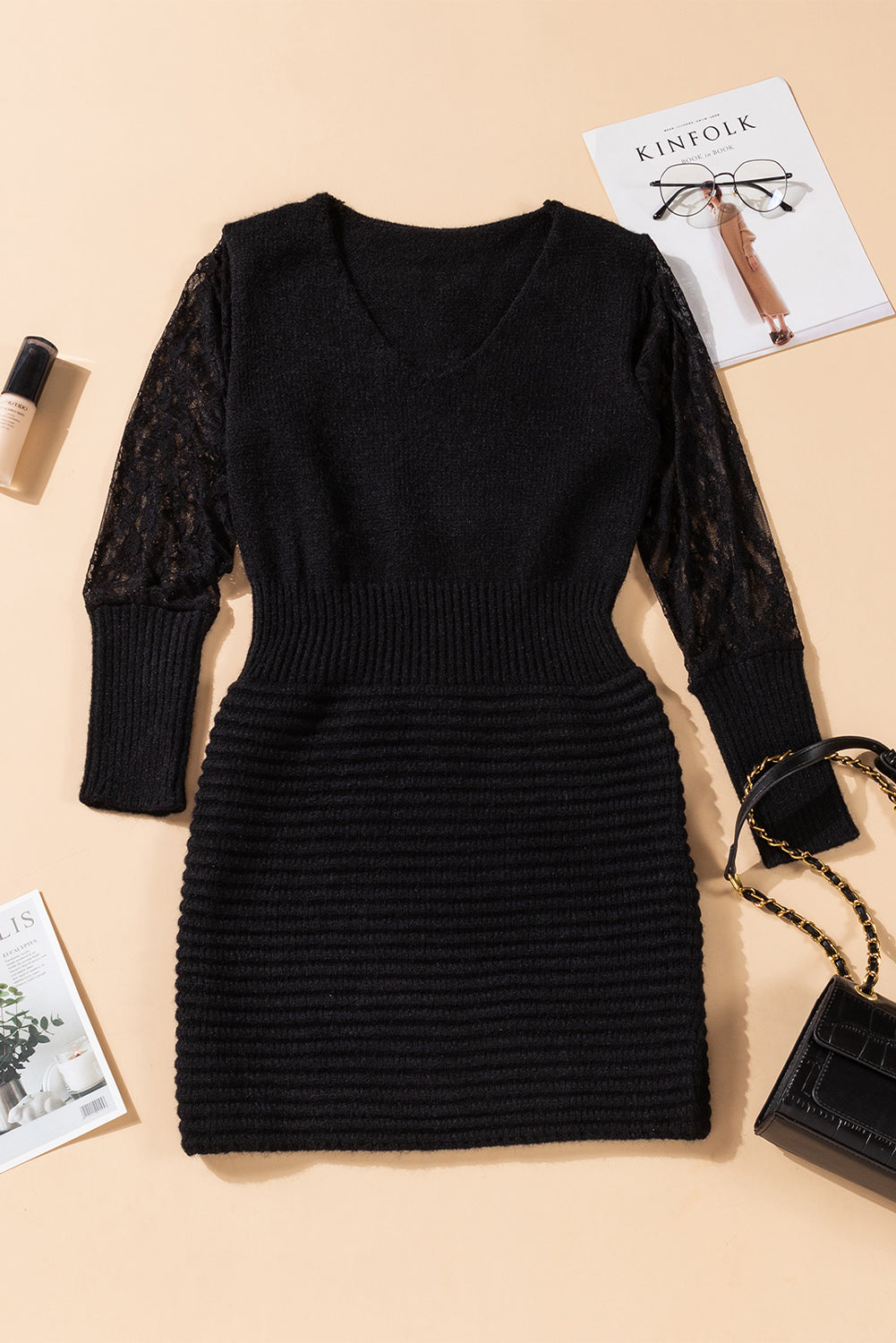 Robe en tricot à manches en dentelle et col en V