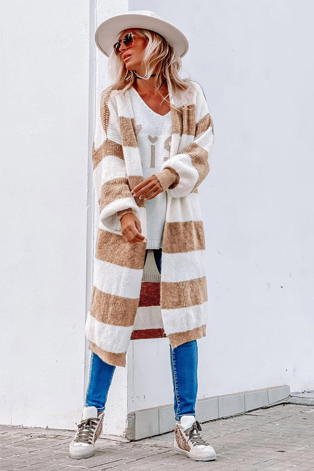Khakifarbene, gestreifte Strickjacke mit Rippenmuster und Ballonärmeln