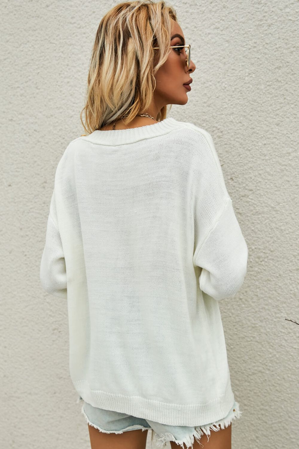 Pullover mit U-Boot-Ausschnitt und Knopfdetail