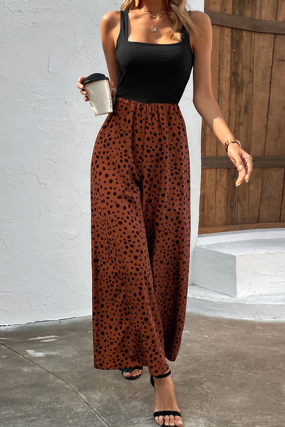 Zweifarbiger Jumpsuit mit eckigem Ausschnitt und weitem Bein