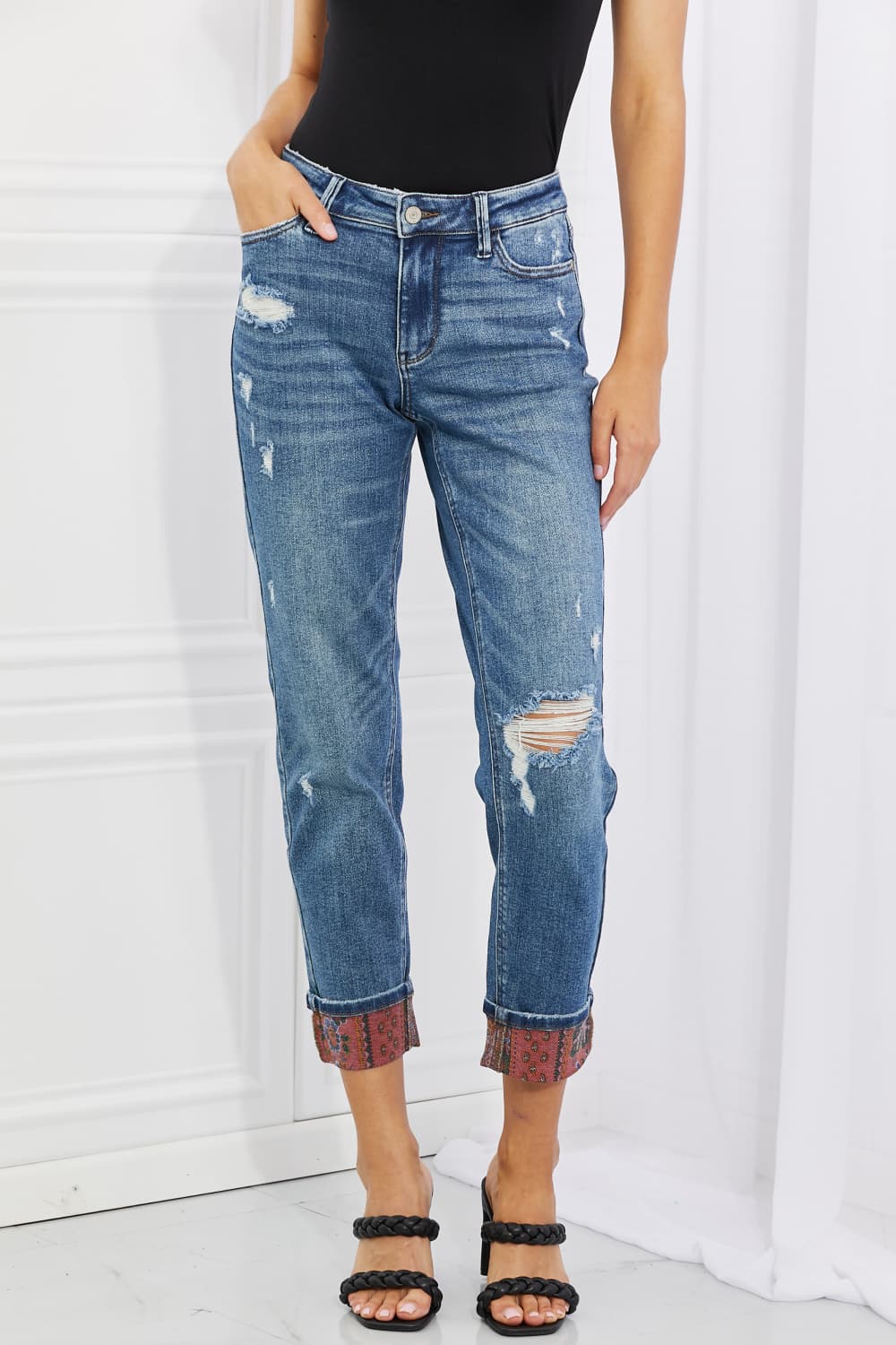 Jean boyfriend taille mi-haute Judy Blue Gina à revers et patchs cachemire