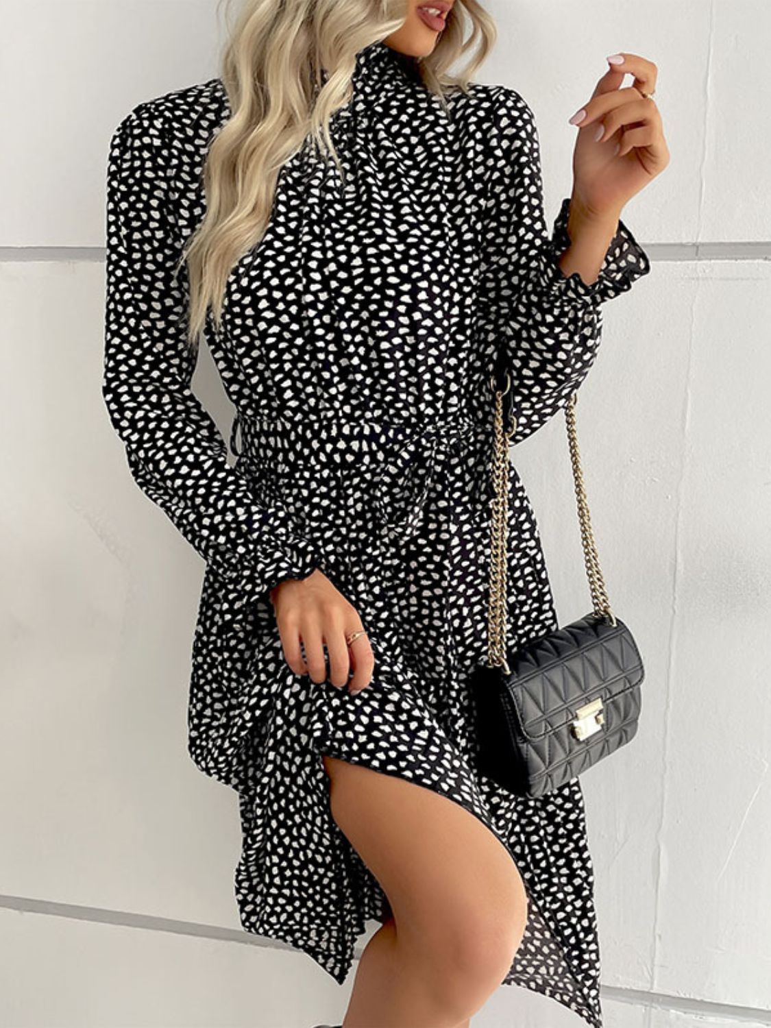 Robe mi-longue imprimée à volants et taille nouée