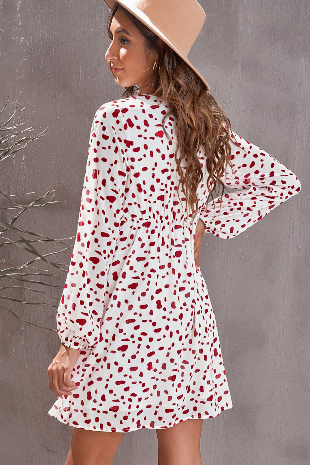 Robe à décolleté plongeant et boutons décoratifs imprimés