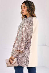 Khakifarbene, leichte Strickjacke mit Tiermuster und Farbblockdesign und Bischofsärmeln