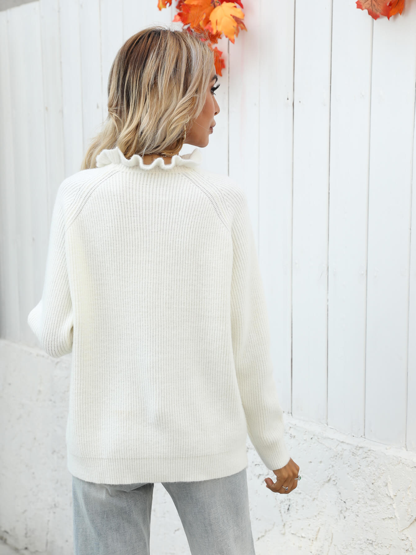 Rippstrickpullover mit Knopfdetail und Rüschenkragen