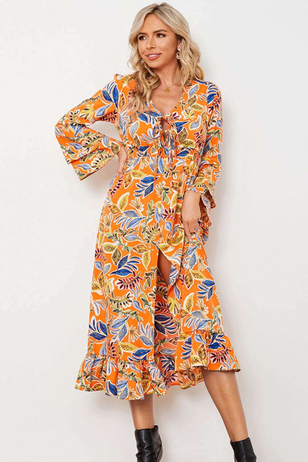 Robe imprimée à manches évasées superposées et nouée