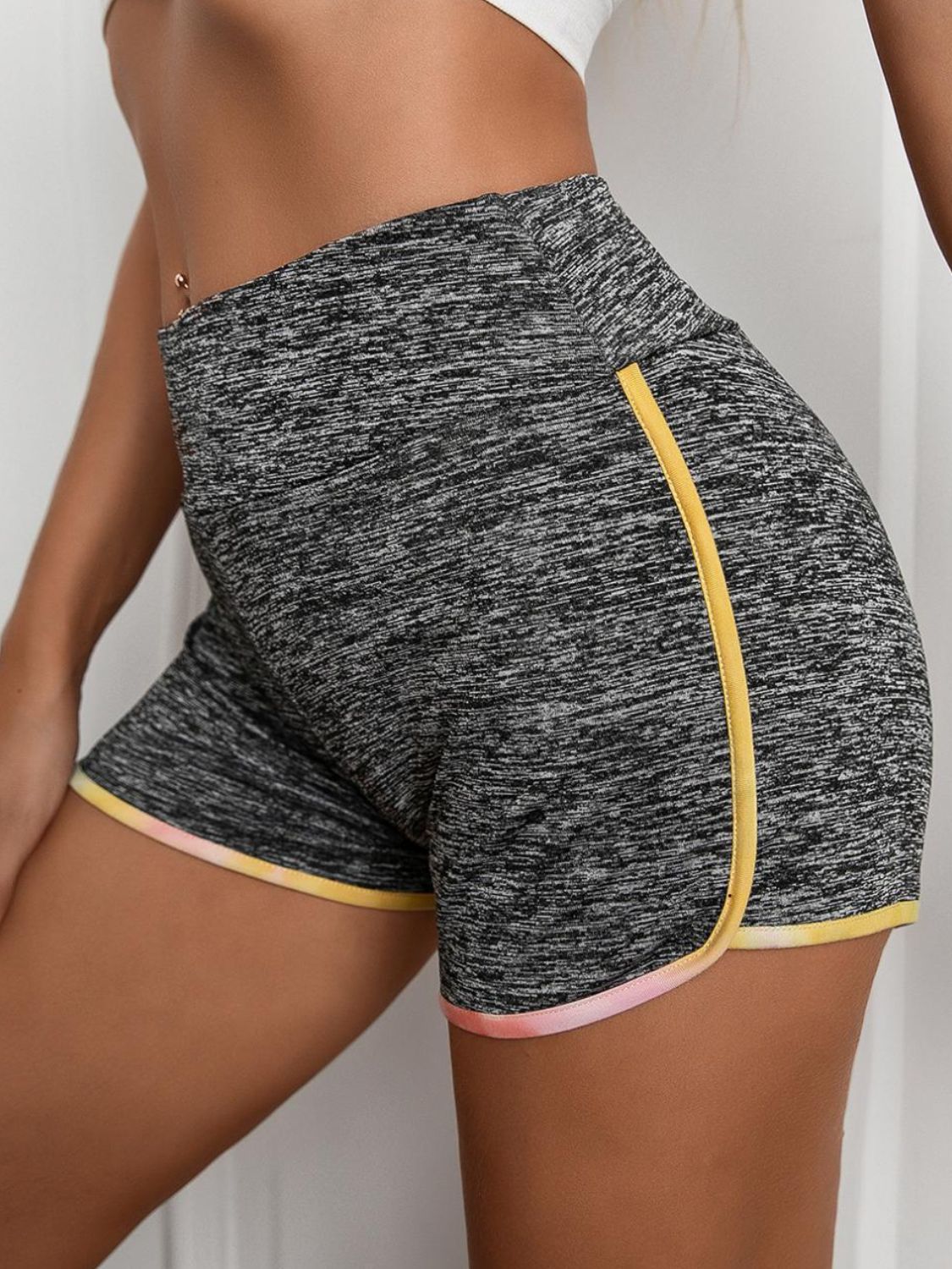 Melierte Shorts mit weiter Taille