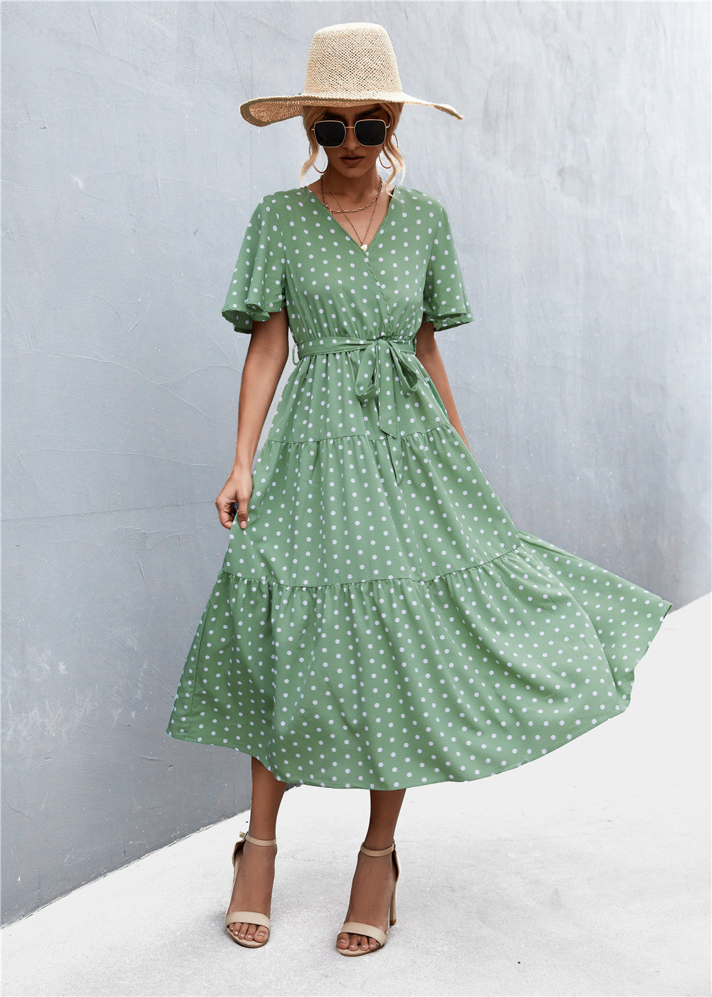 Robe imprimée à col en V et manches flottantes avec ceinture