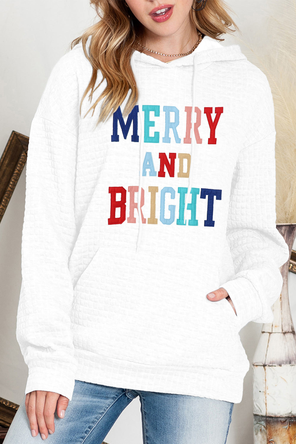 Weißer MERRY BRIGHT Kapuzenpullover mit Gitterstruktur und Grafik