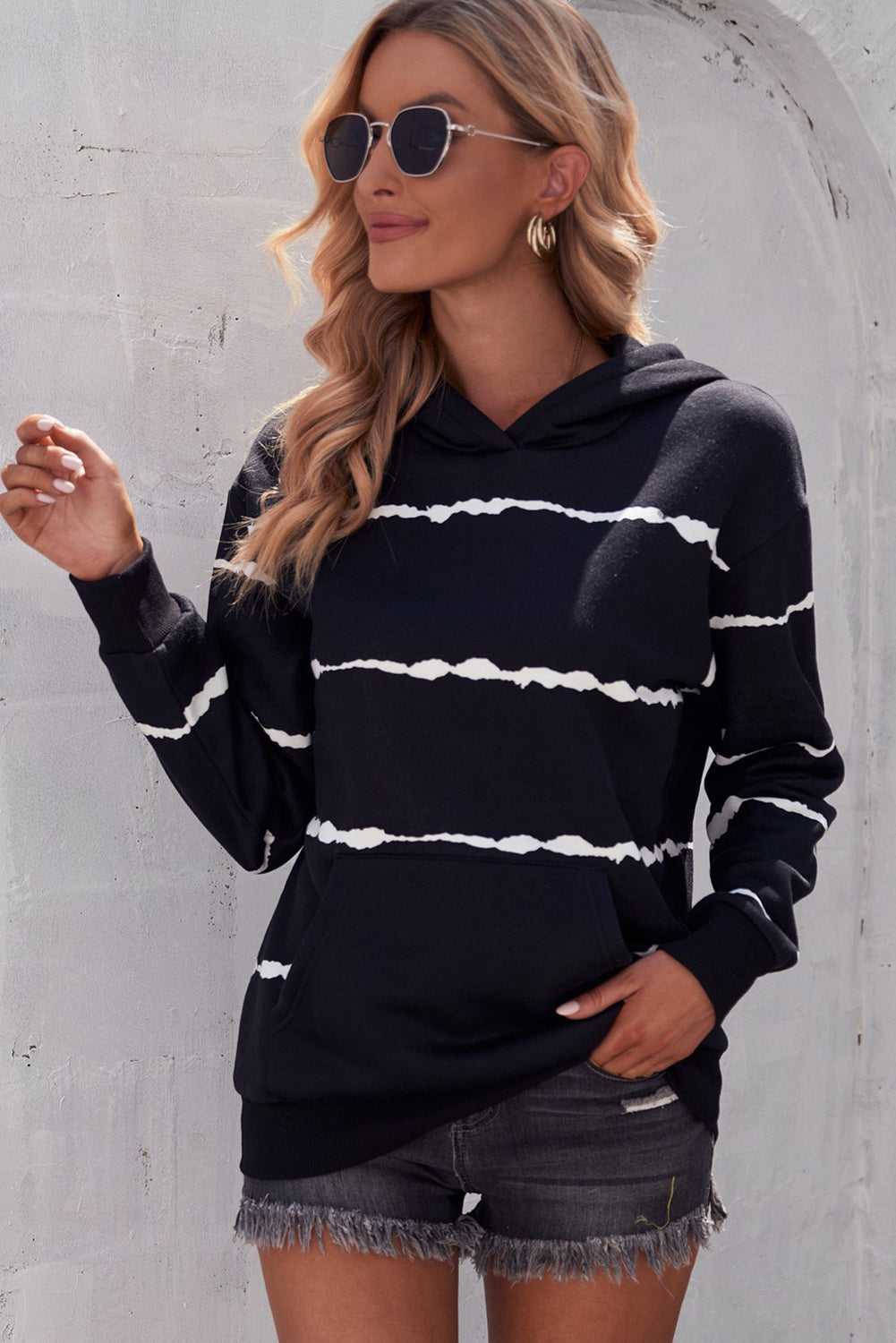 Gestreifter Hoodie mit überschnittenen Schultern und Kängurutasche