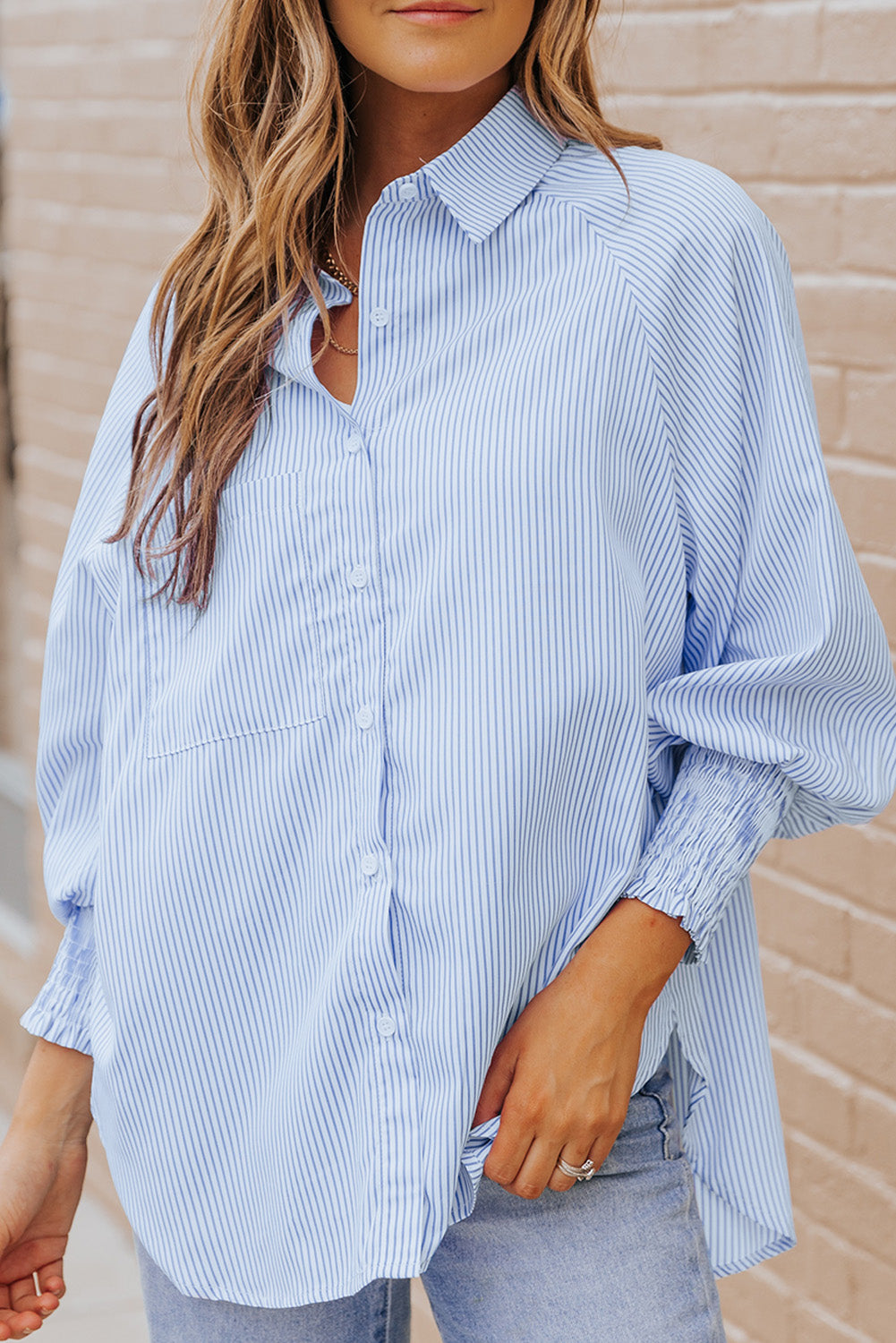 Chemise rayée à smocks et boutons sur le devant