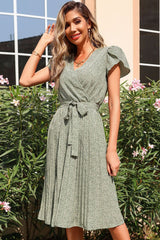 Robe plissée à petites fleurs et ceinture nouée