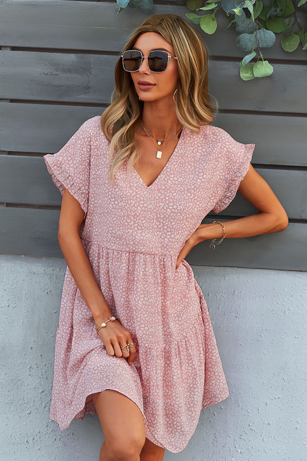 Robe imprimée à col en V et manches courtes à volants