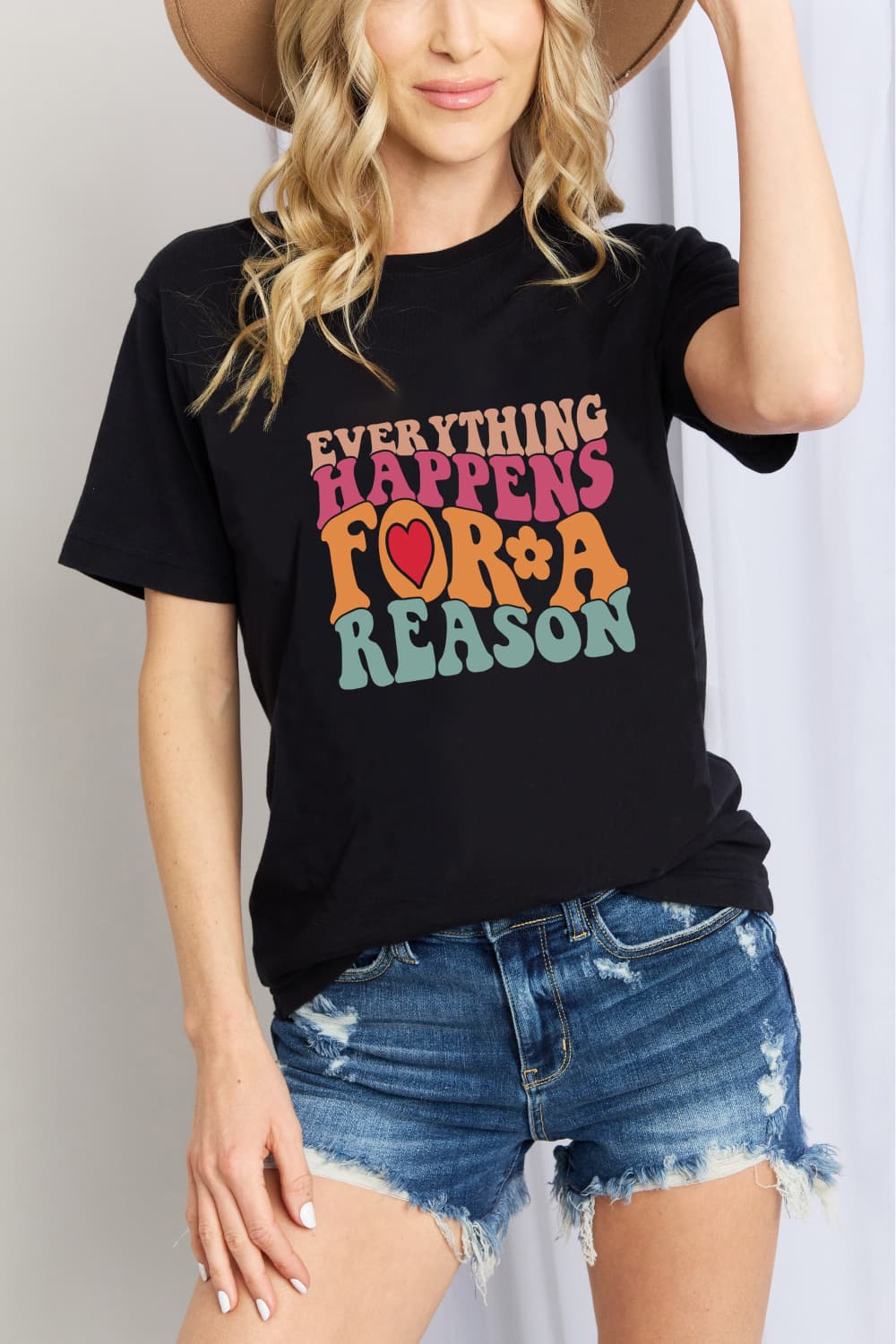 T-shirt graphique en coton Simply Love EVERYTHING HAPPENS A RAISON