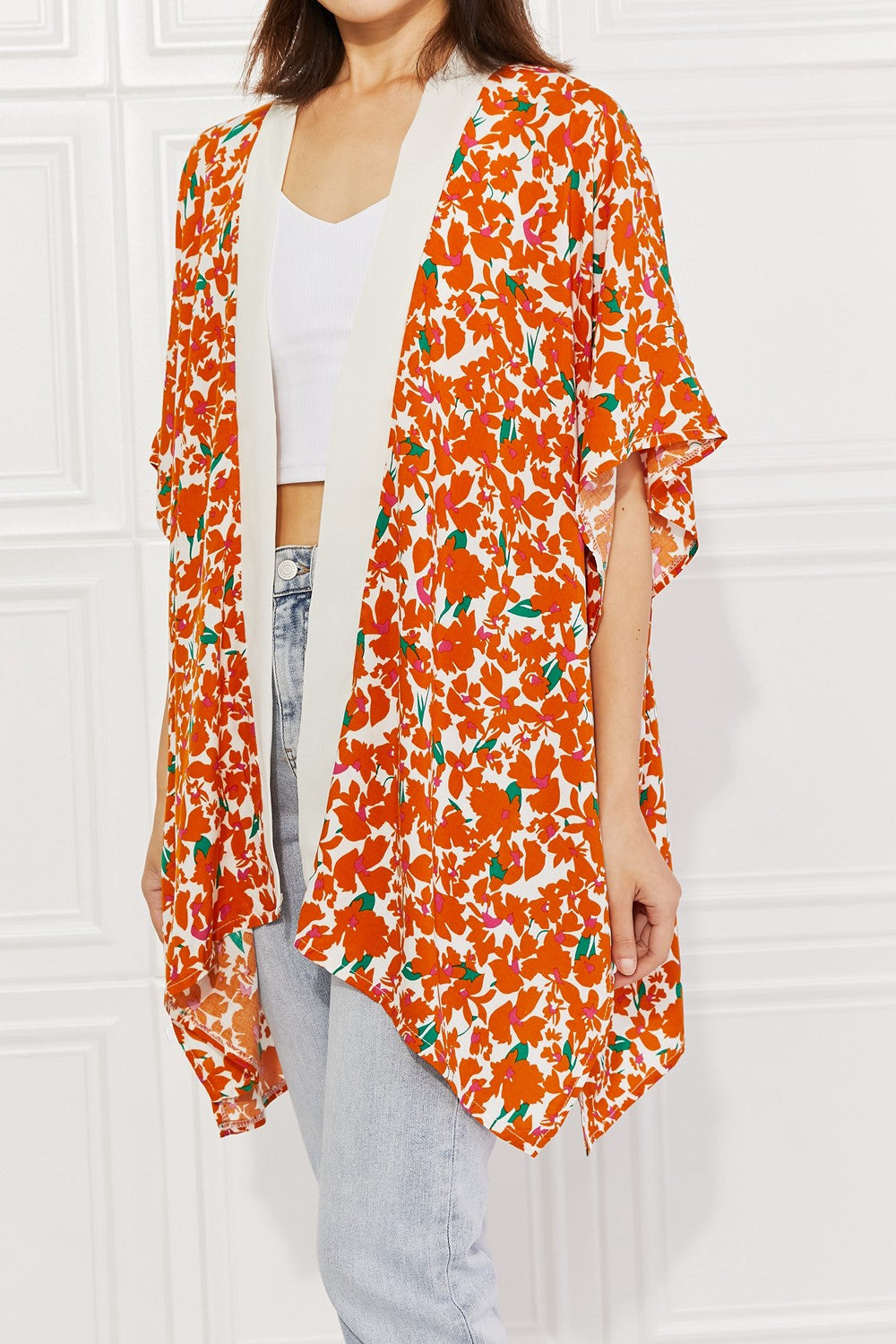 Justin Taylor – Kimono mit Zitrusblüten-Blumenmuster und Kontrastbesatz