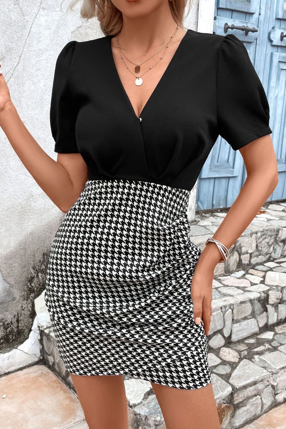 Robe pied-de-poule à col surplis et manches bouffantes