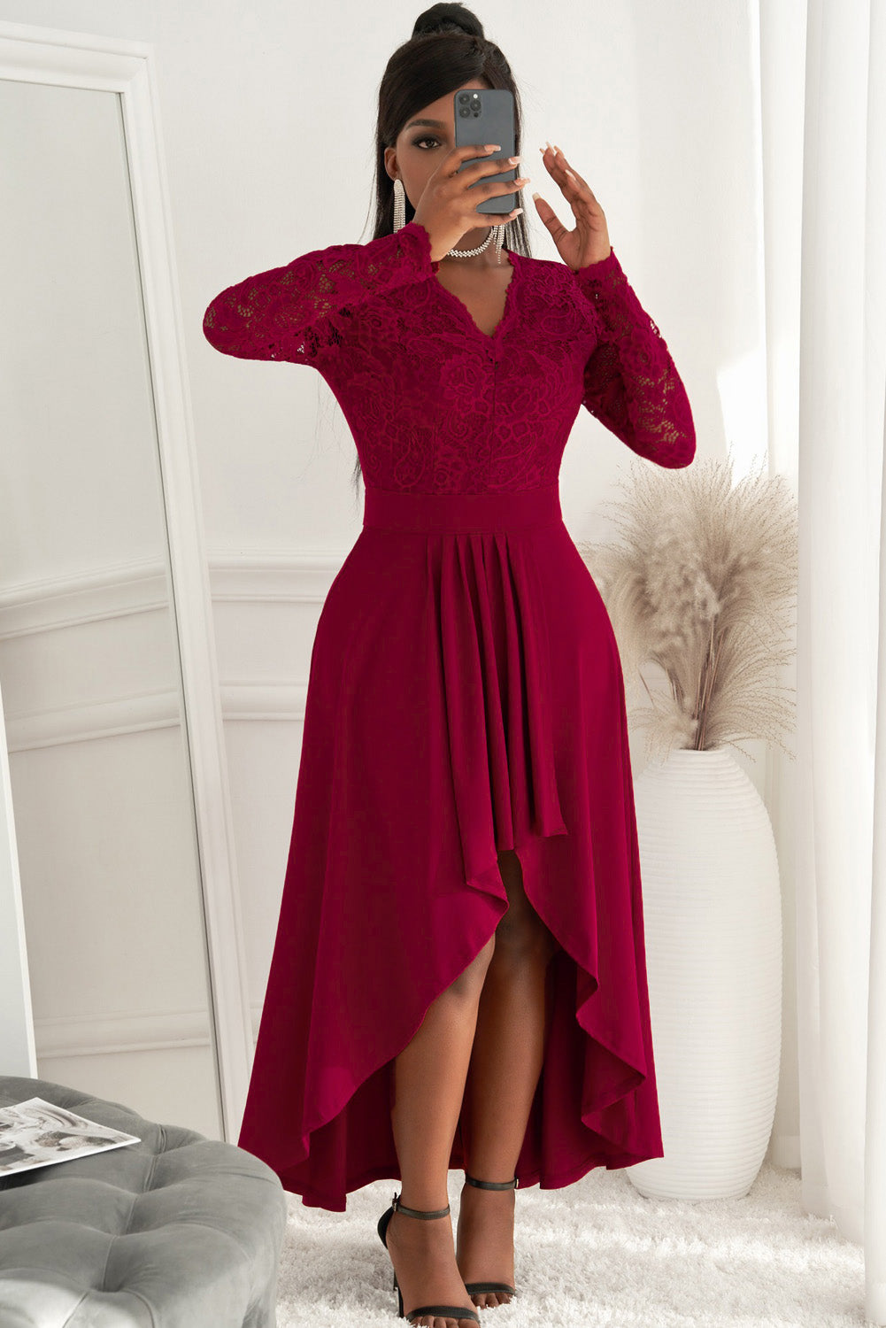 Robe en dentelle à col en V asymétrique