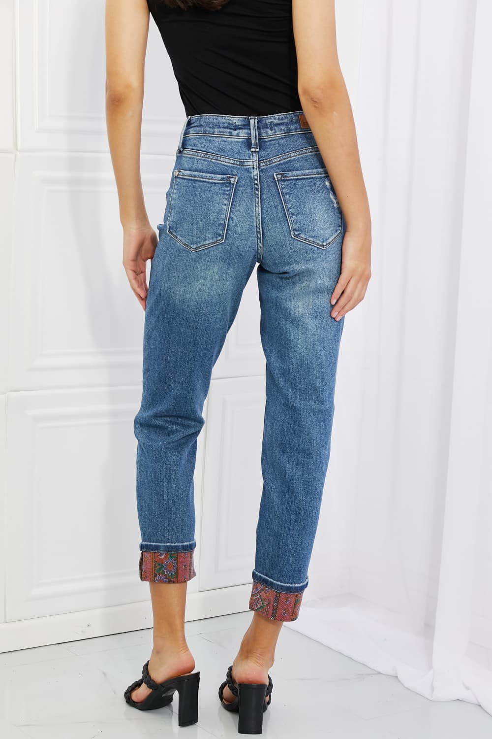 Jean boyfriend taille mi-haute Judy Blue Gina à revers et patchs cachemire
