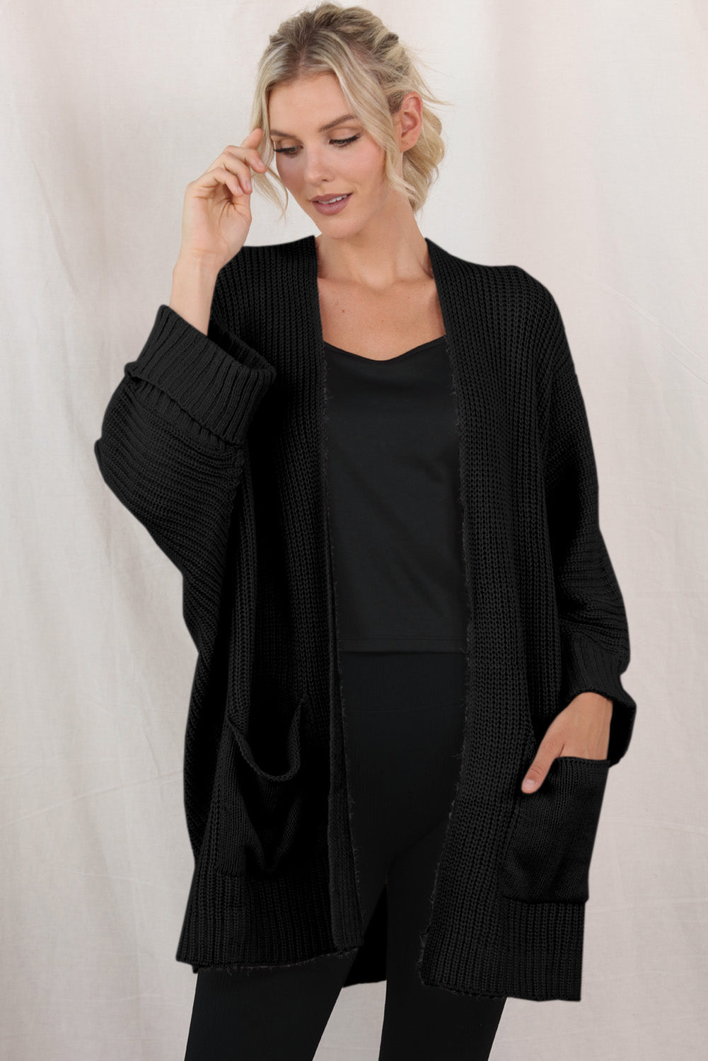 Graue Oversize-Strickjacke mit Zopfmuster und Fledermausärmeln