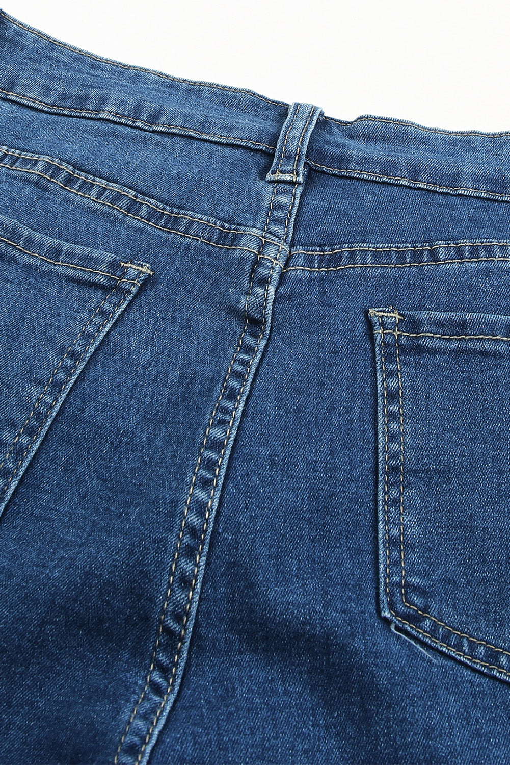 Asymmetrische Schlaghosenjeans mit offenem Saum