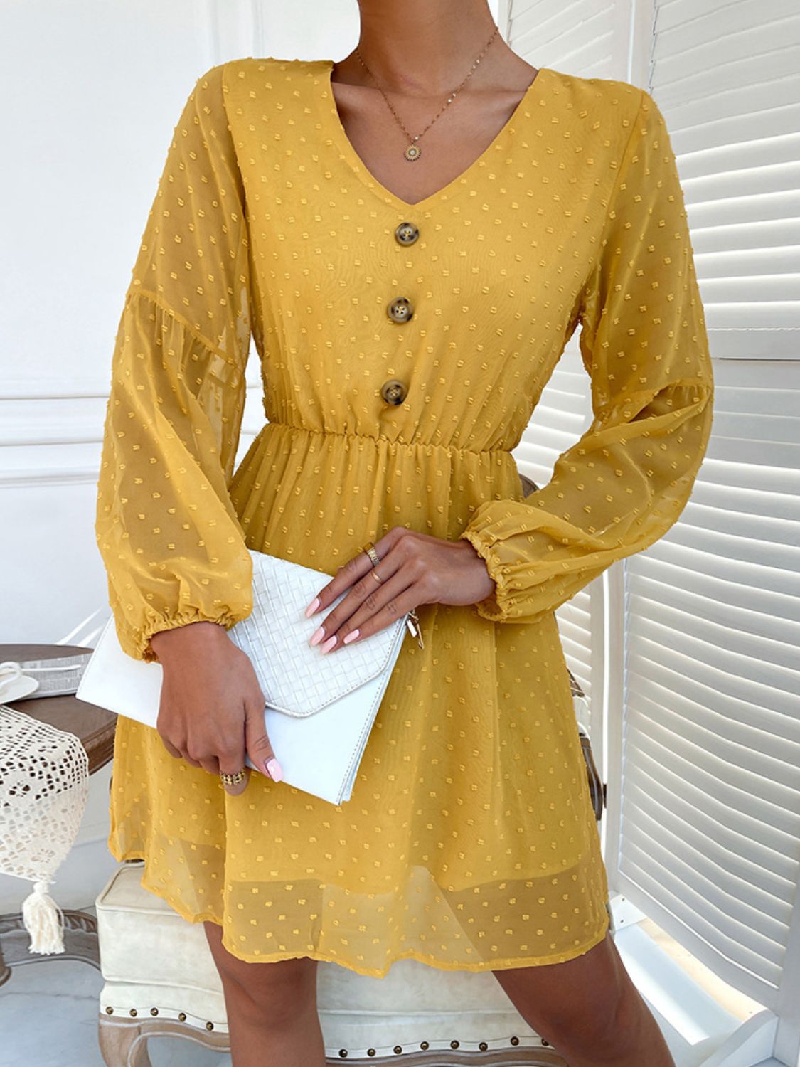 Mini-robe à pois suisses, manches ballon et col en V