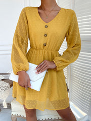 Mini-robe à pois suisses, manches ballon et col en V