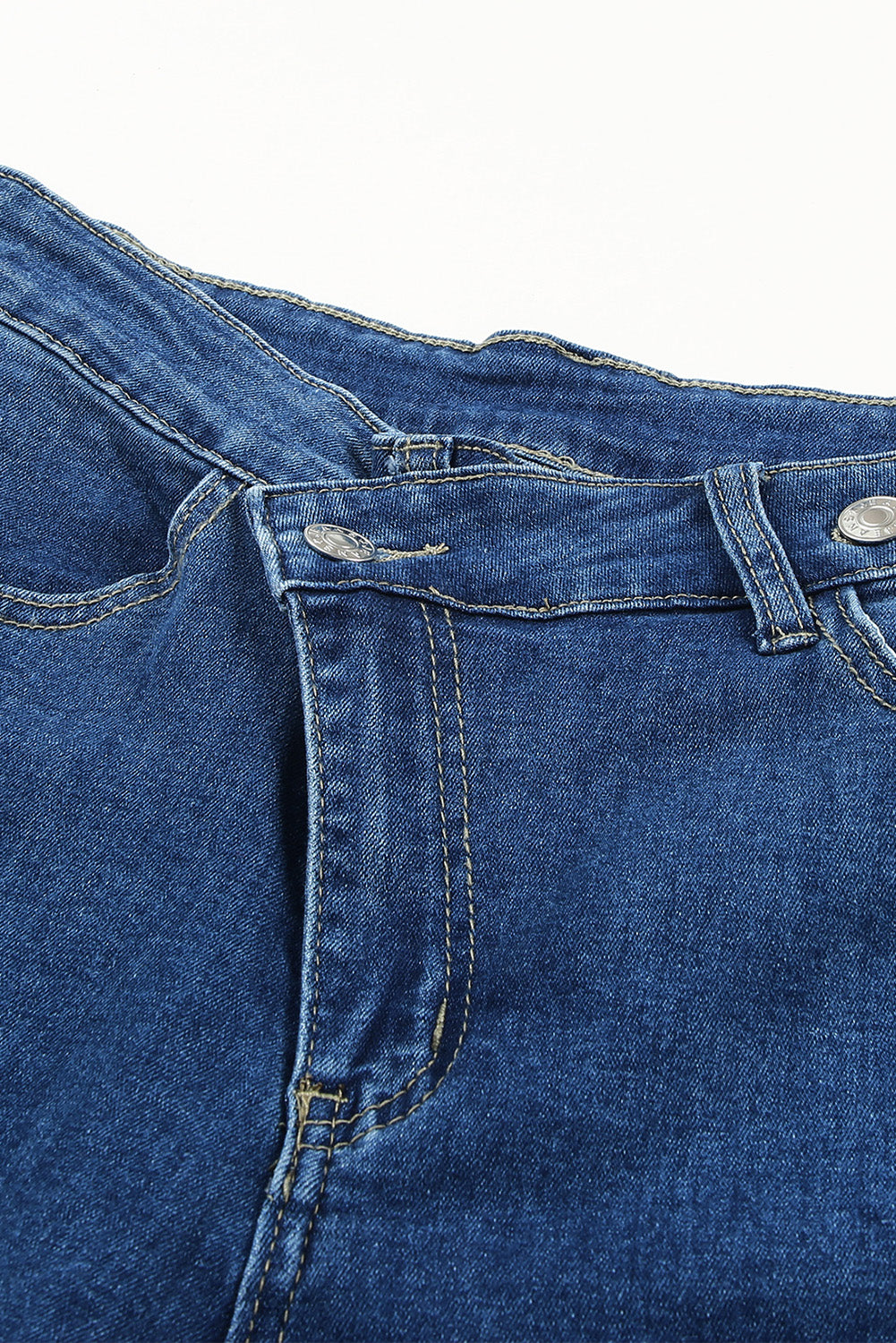 Asymmetrische Schlaghosenjeans mit offenem Saum