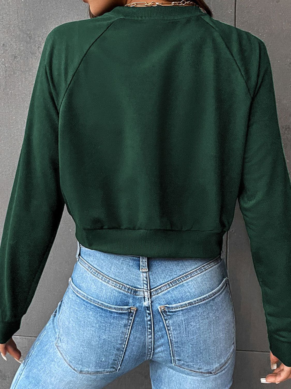 Kurzes Sweatshirt mit Raglanärmeln und Rundhalsausschnitt