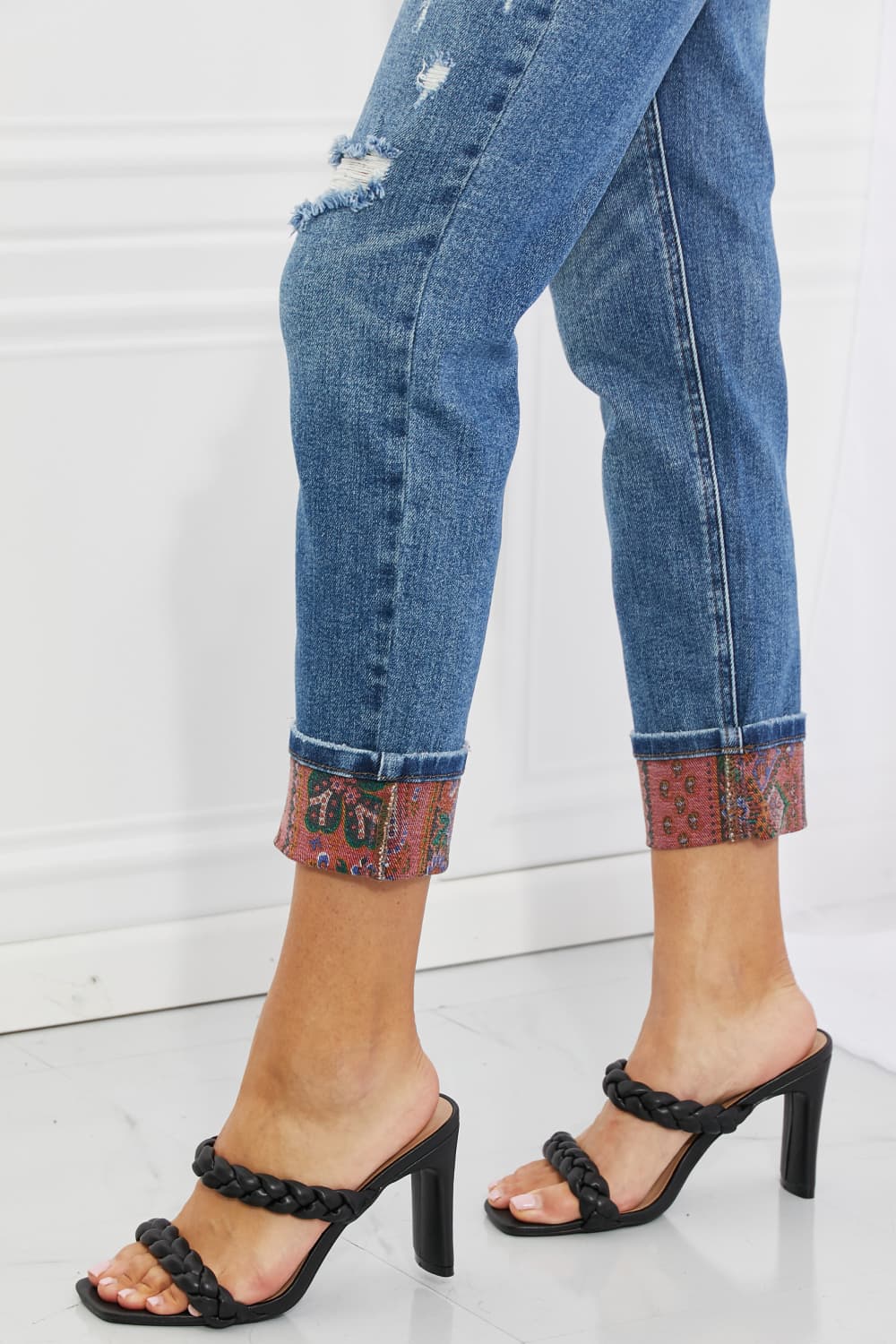 Jean boyfriend taille mi-haute Judy Blue Gina à revers et patchs cachemire