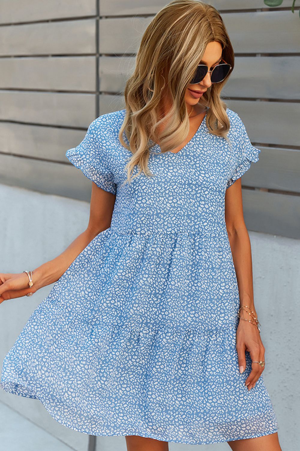 Robe imprimée à col en V et manches courtes à volants