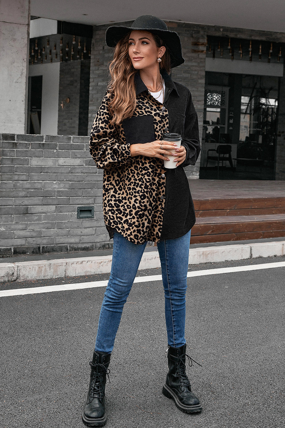 Zweifarbiges Hemd mit gespleißter Button-Down-Tasche