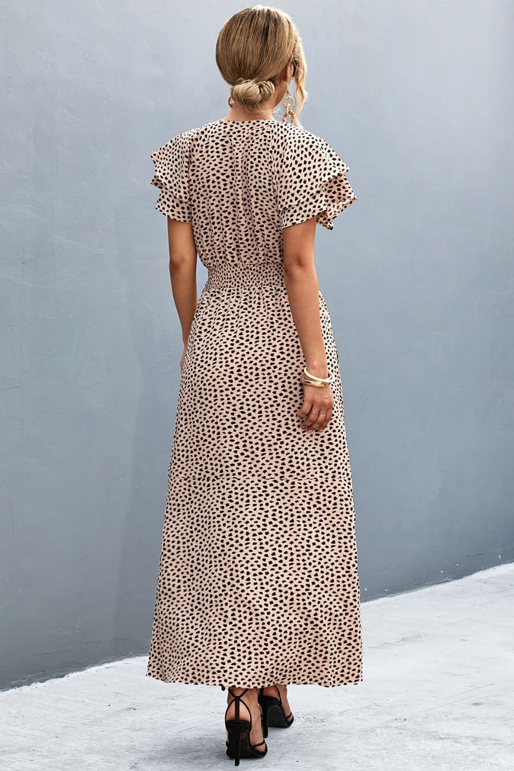 Robe imprimée fendue à col noué et manches flottantes
