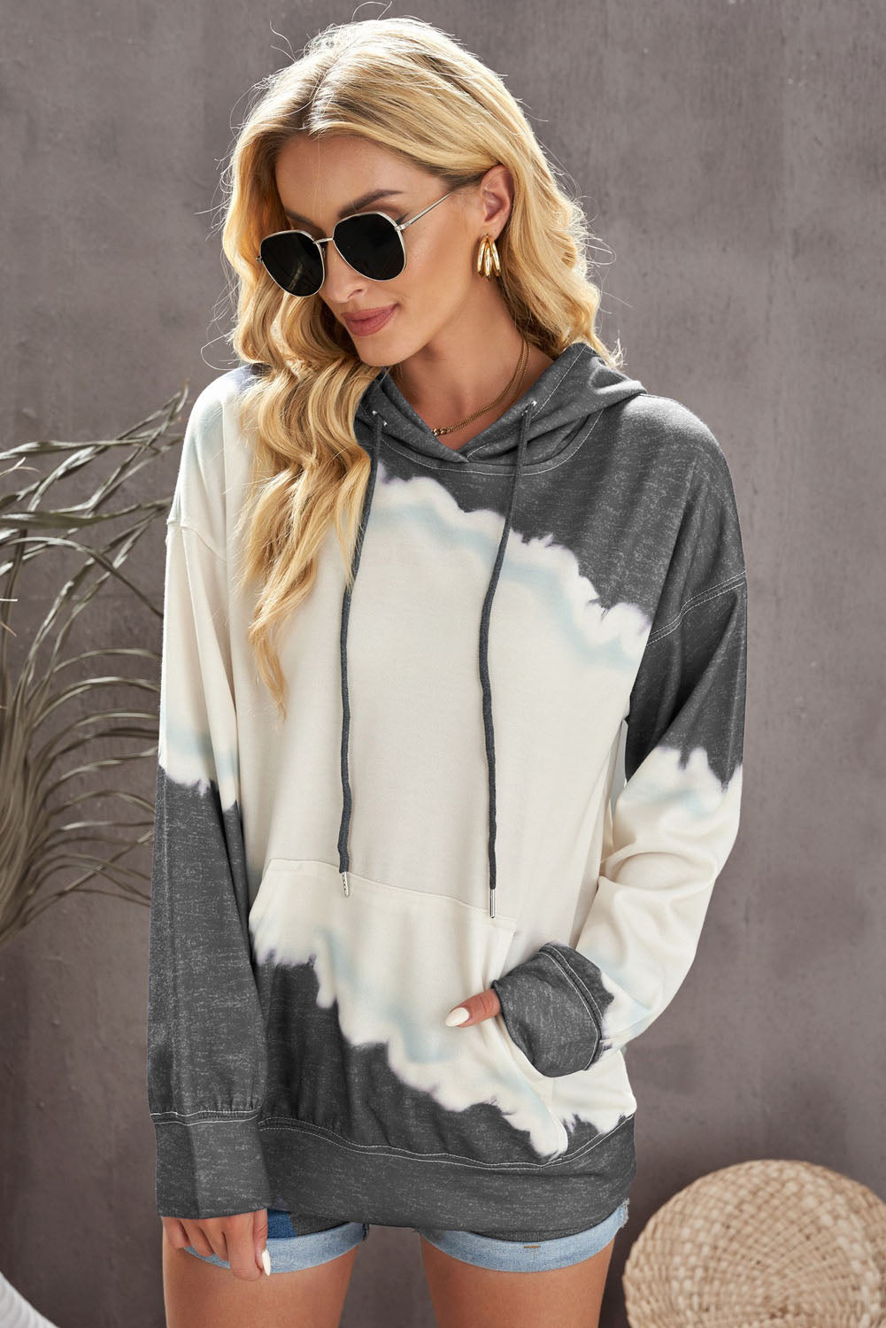 Hoodie mit Batik-Farbblock und Kordelzug